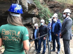 Ministro do Turismo anuncia investimento na Rota Lund em visita ao Parque do Sumidouro